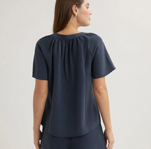 Charger l'image dans la galerie, Bella Dahl Flowy Short Sleeve Pullover Navy