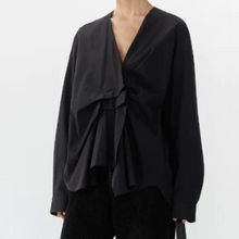 Load image into Gallery viewer, JNBY Oversized V-Neck Cotton Poplin Shirt Black