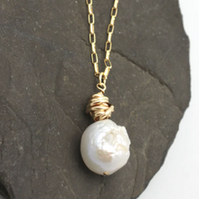 Charger l&#39;image dans la galerie, Orange Avocado Hera Baroque Pearl Necklace
