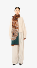 Load image into Gallery viewer, Inoui Editions scarf 100 Freddy Emerald
