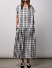 Charger l'image dans la galerie, Neirami Long Wide Dress Black and White Check
