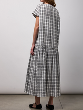 Charger l'image dans la galerie, Neirami Long Wide Dress Black and White Check
